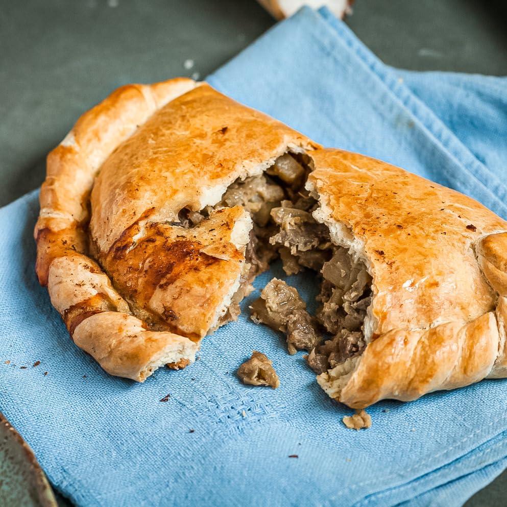 The Cornish Hamper Store 6 x Cornish Pasty | Chilled Steak Pasties 6 x 300g, Ready to Eat | Pasty for Picnic, Birthdays, Fathers Day, Christmas | Cornish Hamper Store