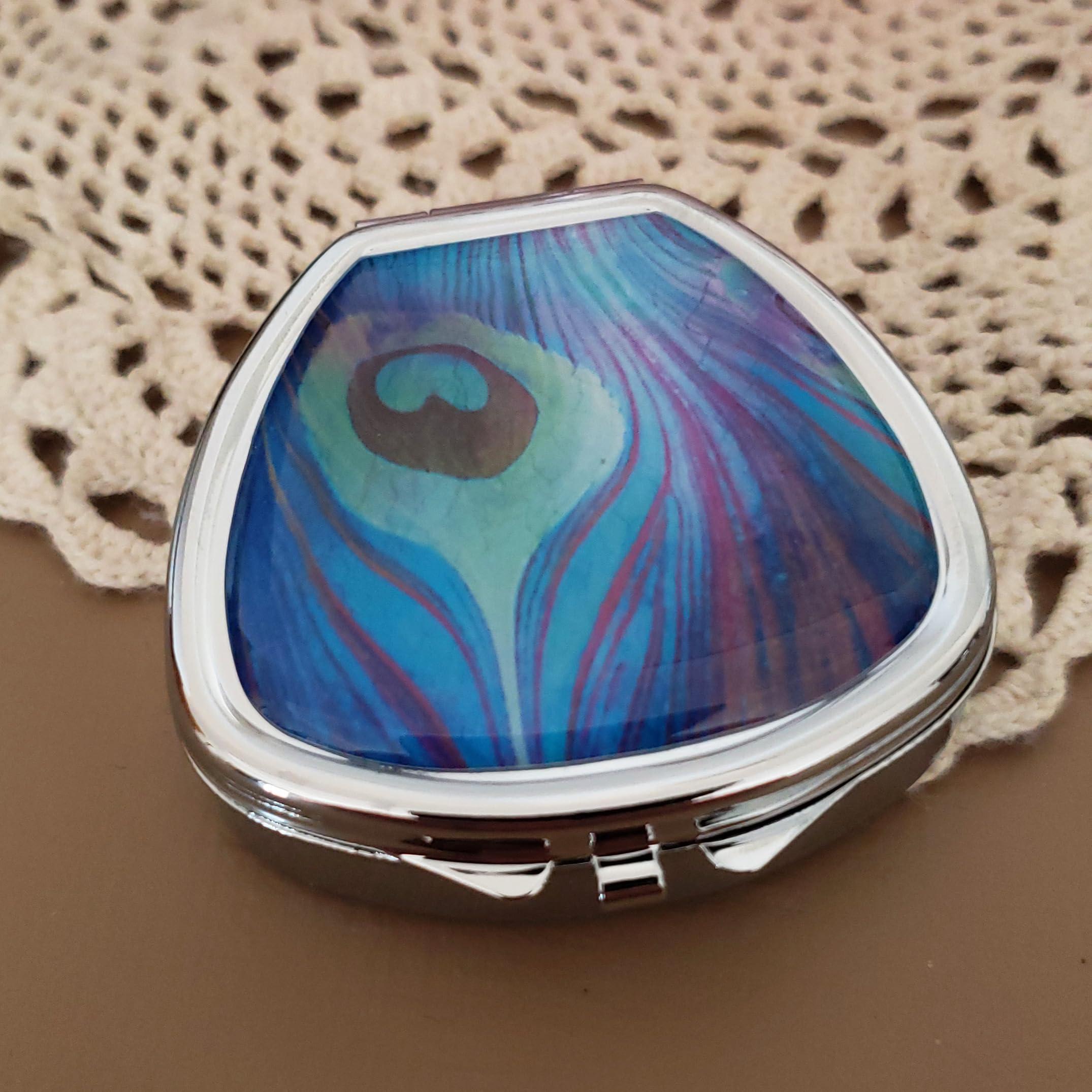 Houder Houder Designer Pill Box - Decorative Pill Case with Gift Box - Carry Your Meds in Style (Peacock Feather)