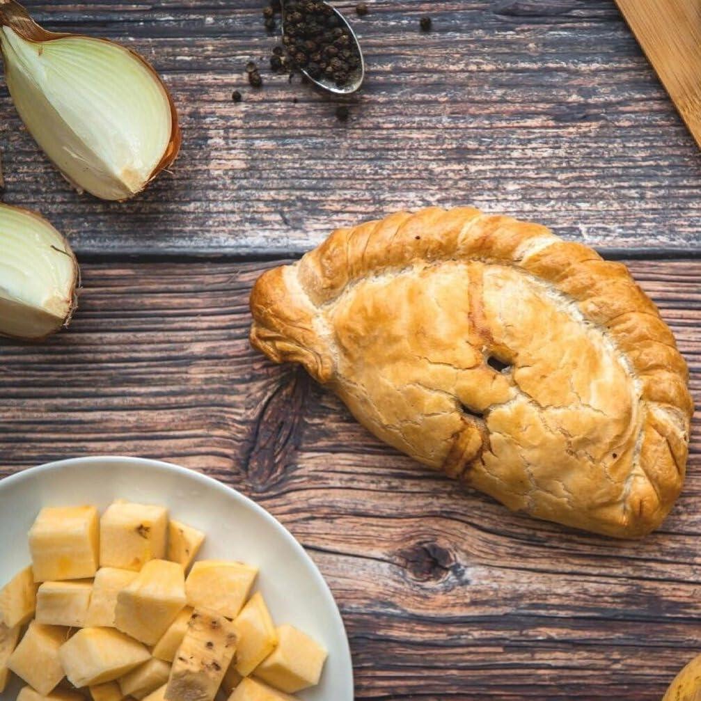 The Cornish Hamper Store 6 x Cornish Pasty | Chilled Steak Pasties 6 x 300g, Ready to Eat | Pasty for Picnic, Birthdays, Fathers Day, Christmas | Cornish Hamper Store
