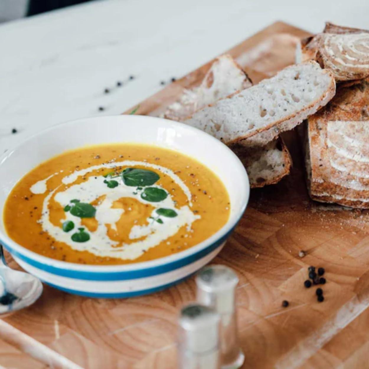 Generic Matthews Strong White Flour 1.5kg and Matthews White Spelt Flour 1.5Kg - High-Protein British Wheat and Regeneratively Farmed Ancient Grain Spelt for Nutritious and Delicious Baking