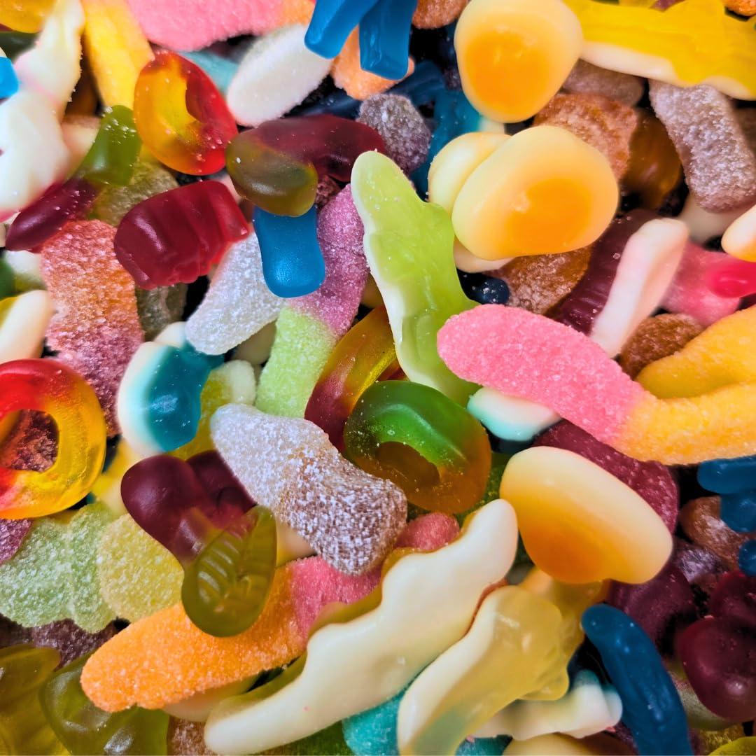 Posted Sweets Halal Sweet Box Hamper, Full of Delicious Halal Sweets Adults and Kids, Halal Pick and Mix Candy, Gift Box for Bithdays, Christmas, Get Well Soon