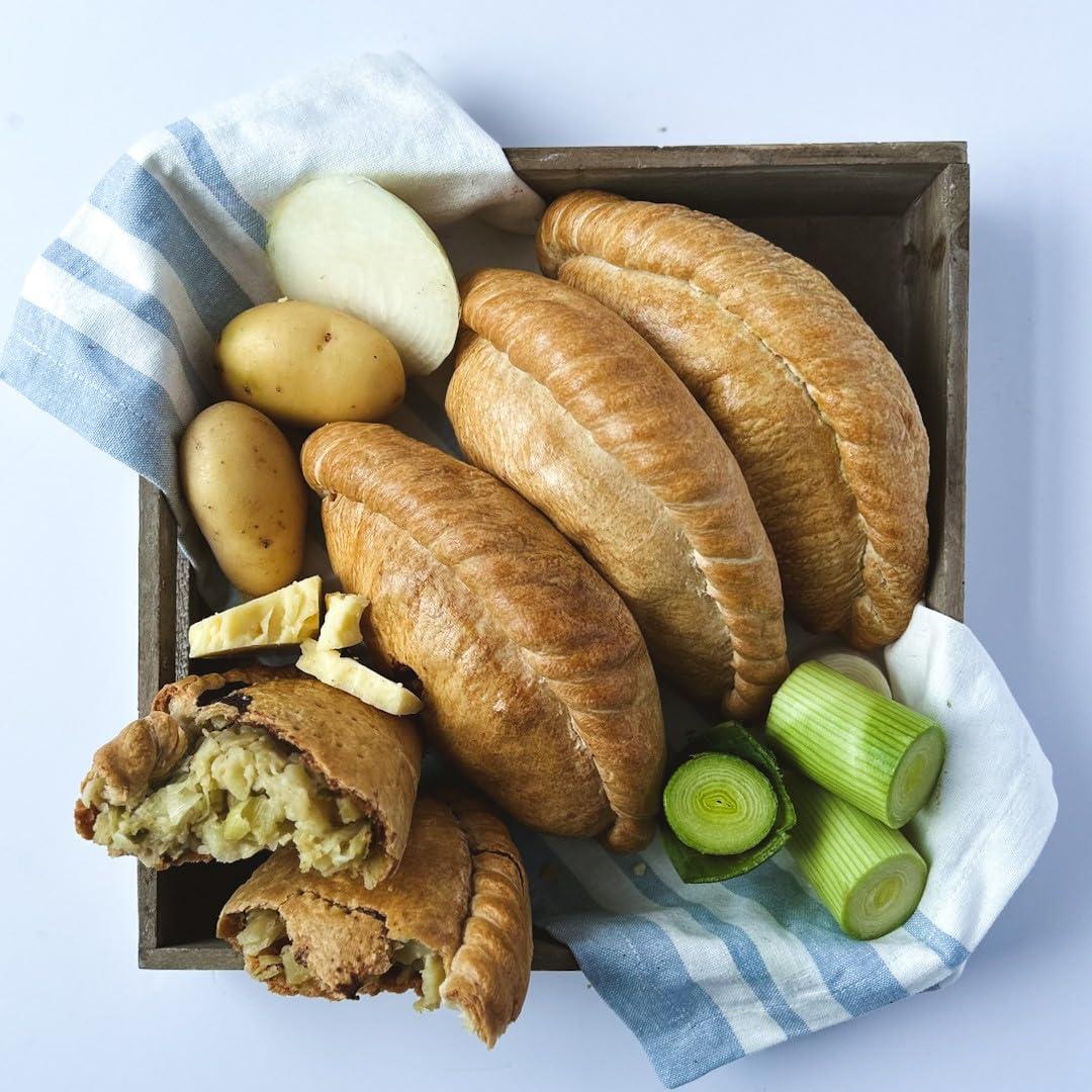 Cornish Hampers & Gifts Cornish Hampers & Gifts 8x Traditional Gourmet Cornish Cheese & Onion Pasties - Elegant Packaging - Great As A Gift - Pasty Hamper - Birthdays, Anniversary & Special Occasions