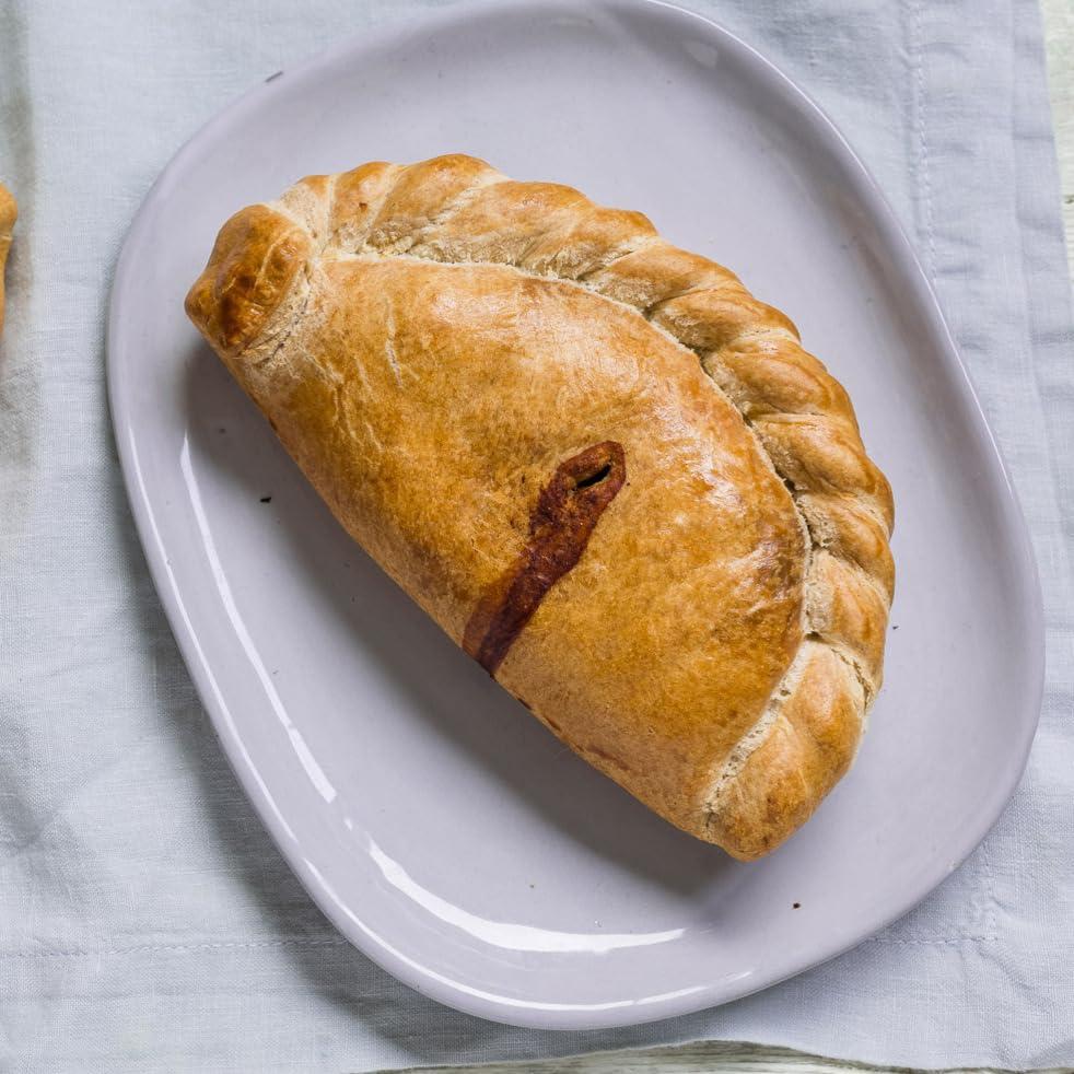 The Cornish Hamper Store 6 x Cornish Pasty | Chilled Steak Pasties 6 x 300g, Ready to Eat | Pasty for Picnic, Birthdays, Fathers Day, Christmas | Cornish Hamper Store